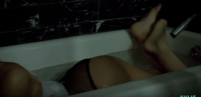 Mokra Kylie Jenner wije się w wannie (VIDEO) Mokra Kylie Jenner wije się w wannie (VIDEO)