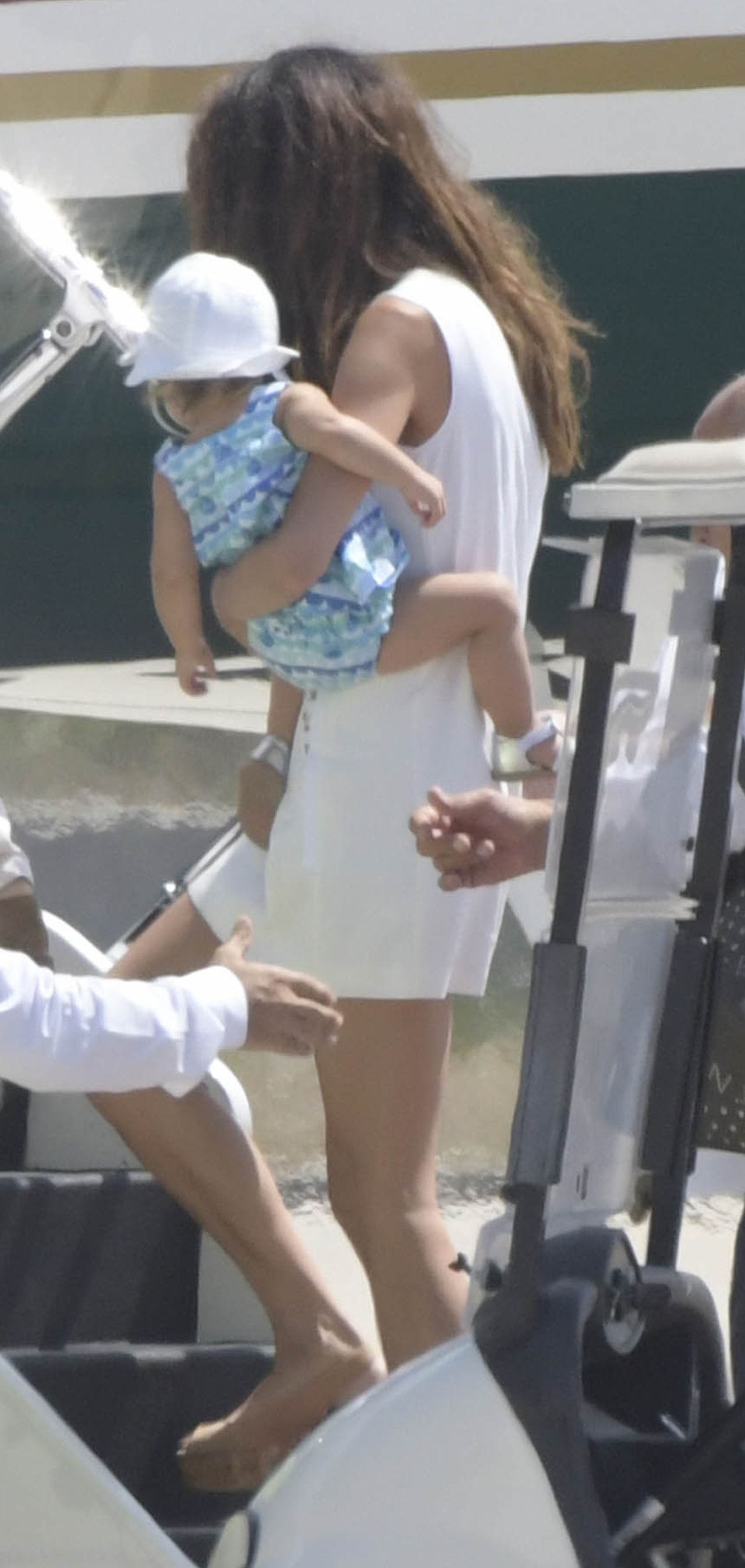 Clooneyowie z dziećmi wylatują z Włoch po pechowych wakacjach George'a (ZDJĘCIA) Clooneyowie z dziećmi wylatują z Włoch po pechowych wakacjach George'a (ZDJĘCIA)