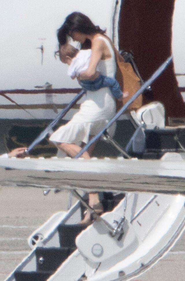 Clooneyowie z bliźniętami wychodzą z prywatnego samolotu (ZDJĘCIA)