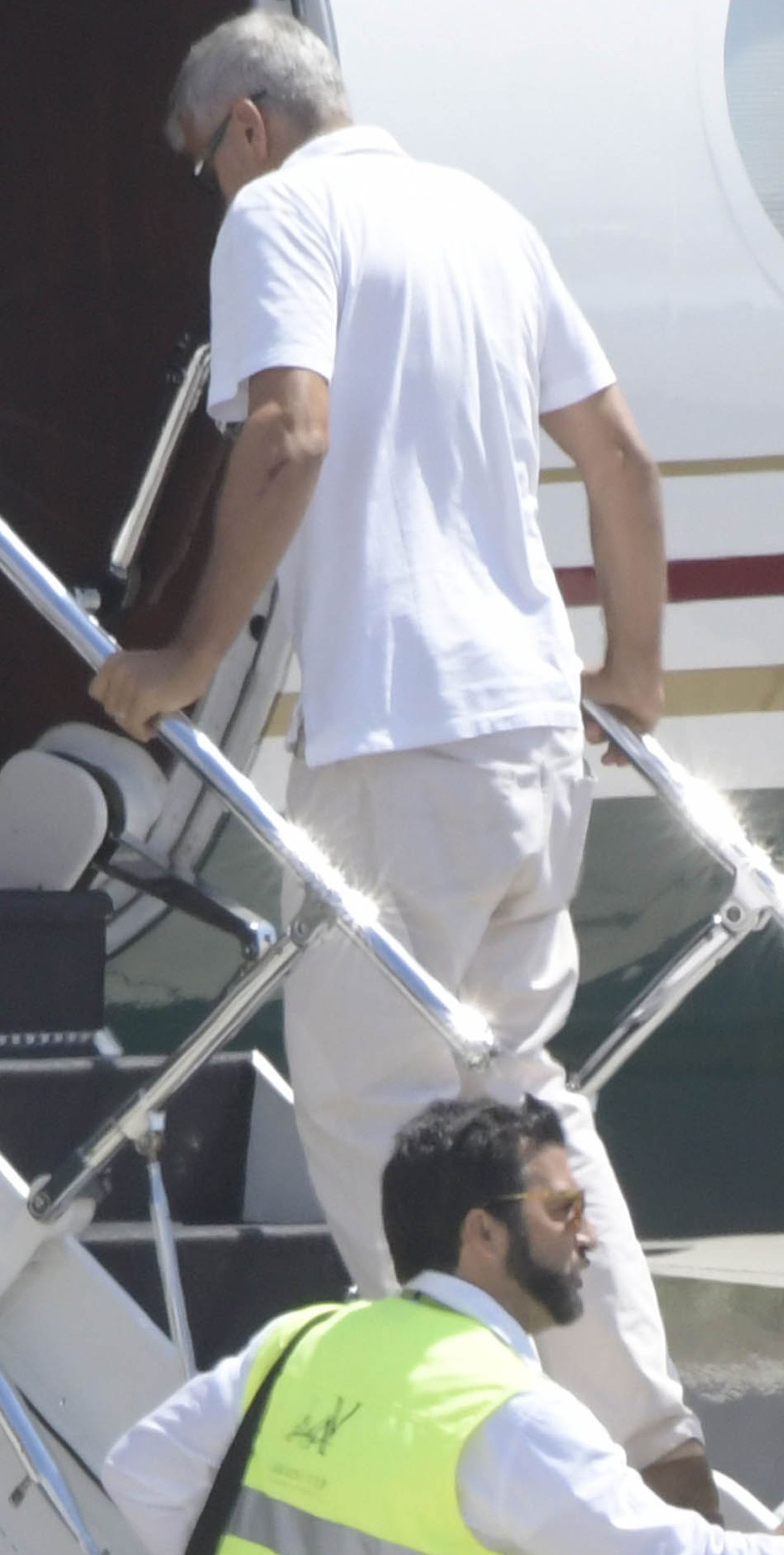 Clooneyowie z dziećmi wylatują z Włoch po pechowych wakacjach George'a (ZDJĘCIA) Clooneyowie z dziećmi wylatują z Włoch po pechowych wakacjach George'a (ZDJĘCIA)