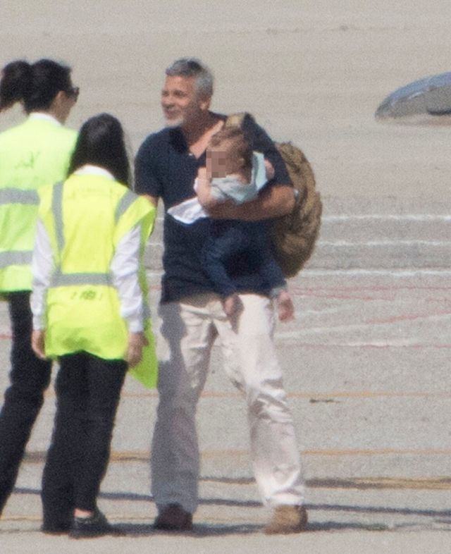 Clooneyowie z bliźniętami wychodzą z prywatnego samolotu (ZDJĘCIA)