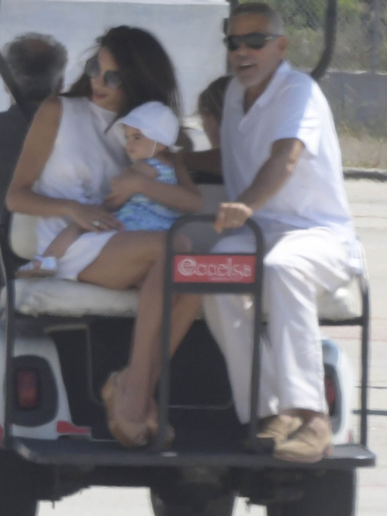 Clooneyowie z dziećmi wylatują z Włoch po pechowych wakacjach George'a (ZDJĘCIA) Clooneyowie z dziećmi wylatują z Włoch po pechowych wakacjach George'a (ZDJĘCIA)