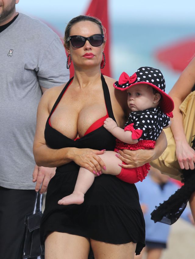 Coco Austin z córeczką Chanel podbijają Miami (FOTO) Coco Austin z córeczką Chanel podbijają Miami (FOTO)
