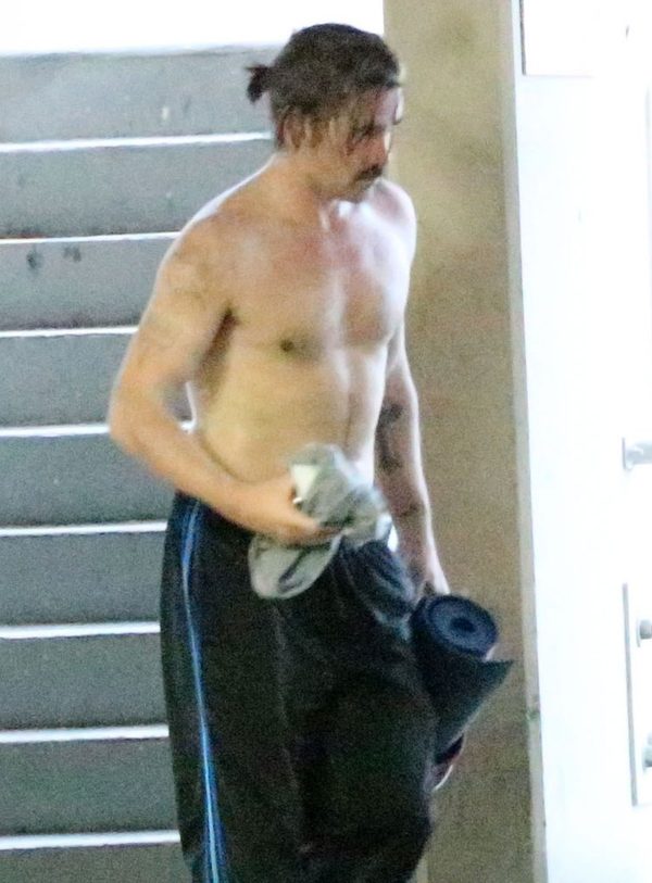 Spocony Colin Farrell bez koszulki wraca z jogi (FOTO) Spocony Colin Farrell bez koszulki wraca z jogi (FOTO)