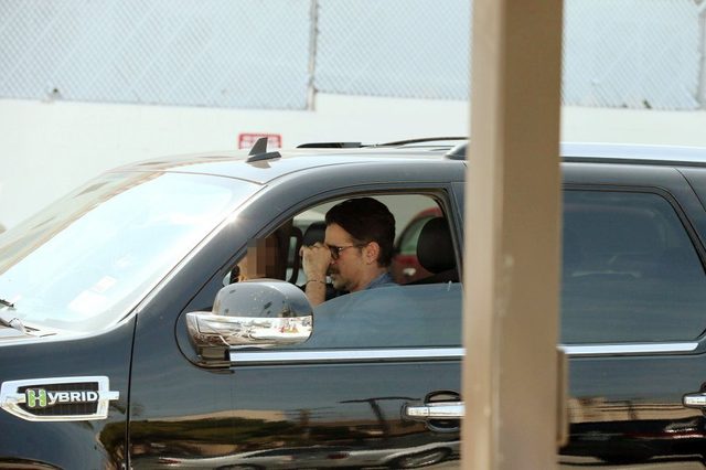 Colin Farrell całuje się w samochodzie z dziewczyną