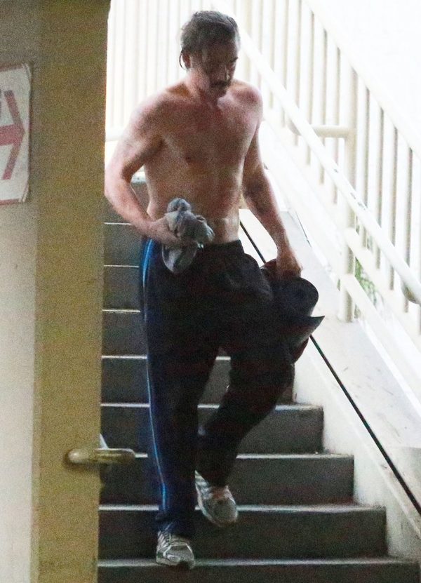 Spocony Colin Farrell bez koszulki wraca z jogi (FOTO) Spocony Colin Farrell bez koszulki wraca z jogi (FOTO)