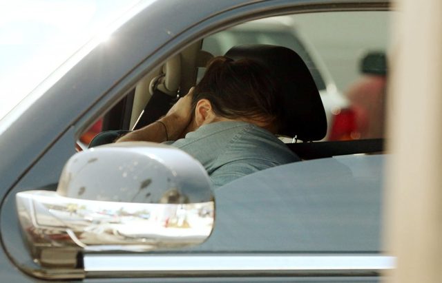 Colin Farrell całuje się w samochodzie z dziewczyną