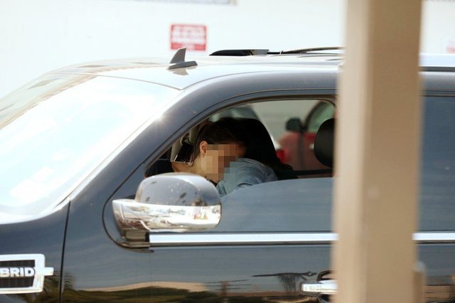 Colin Farrell całuje się w samochodzie z dziewczyną