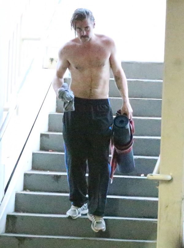 Spocony Colin Farrell bez koszulki wraca z jogi (FOTO) Spocony Colin Farrell bez koszulki wraca z jogi (FOTO)