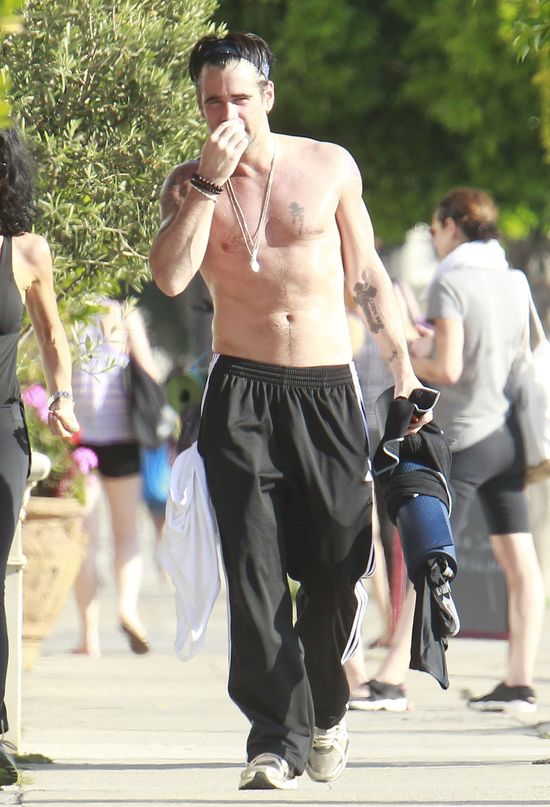 Collin Farrell pokazuje klatę (FOTO)