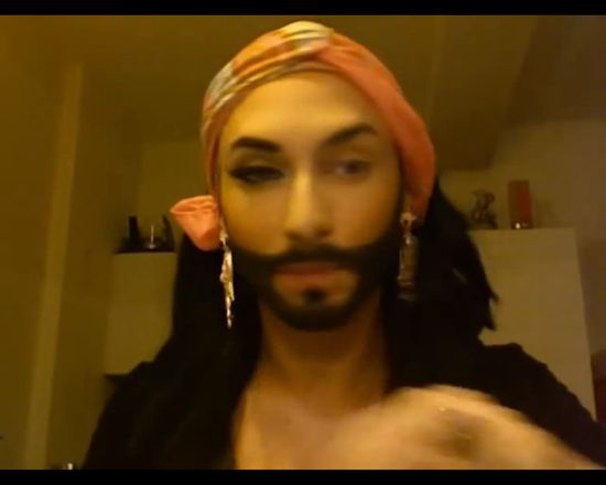 Conchita Wurst pokazuje, jak zamienia się w kobietę (FOTO)
