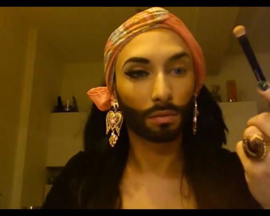 Conchita Wurst pokazuje, jak zamienia się w kobietę (FOTO)