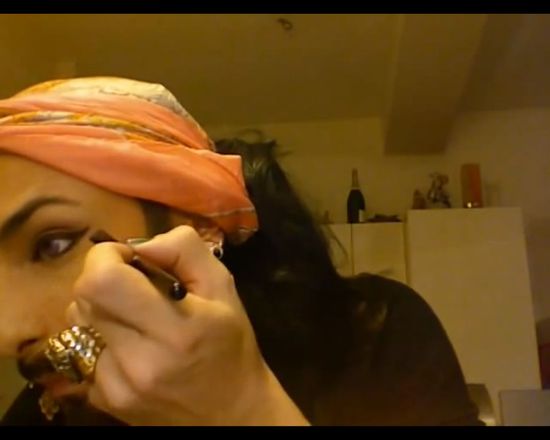 Conchita Wurst pokazuje, jak zamienia się w kobietę (FOTO)