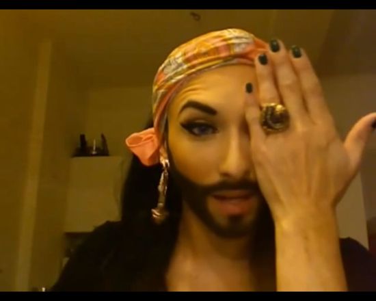 Conchita Wurst pokazuje, jak zamienia się w kobietę (FOTO)