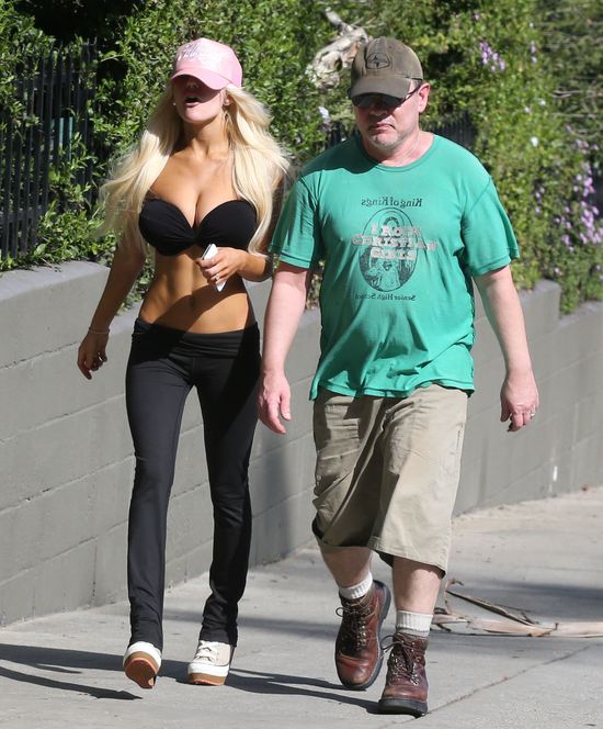 Kto biega z rana w samym staniku? (FOTO)