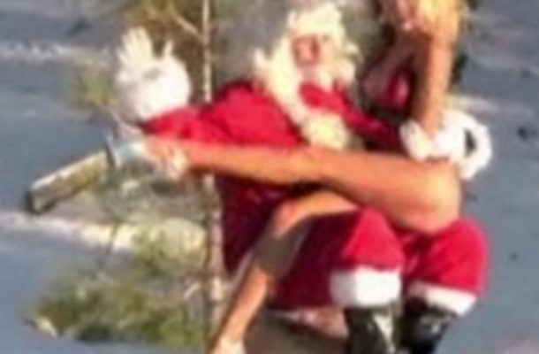 Courtney Stodden w bikini na kolanach Mikołaja [VIDEO]