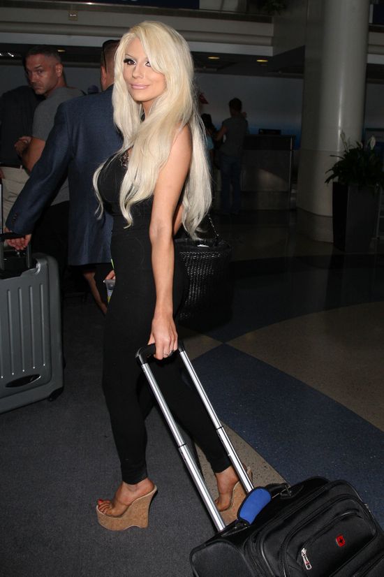 Courtney Stodden robi show na lotnisku (FOTO)