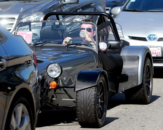 Simon Cowell chwali się nową zabawką (FOTO)