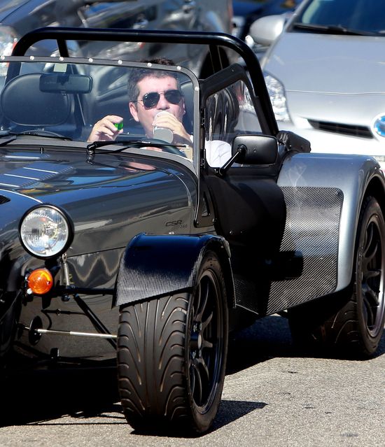 Simon Cowell chwali się nową zabawką (FOTO)