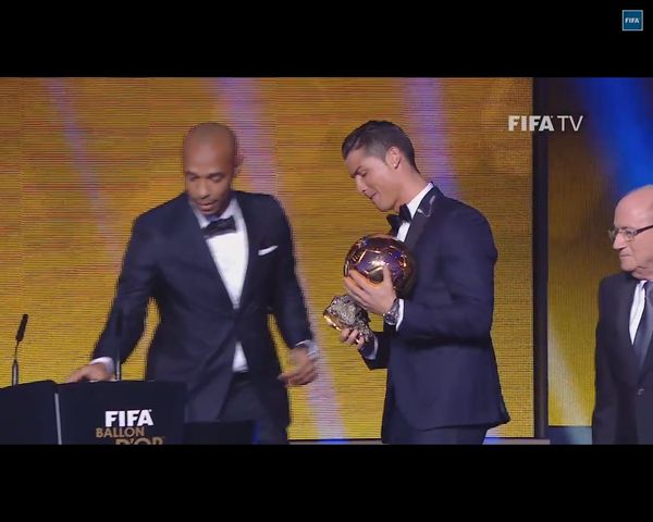 Cristianito, syn Cristiano Ronaldo, speszony u boku ojca