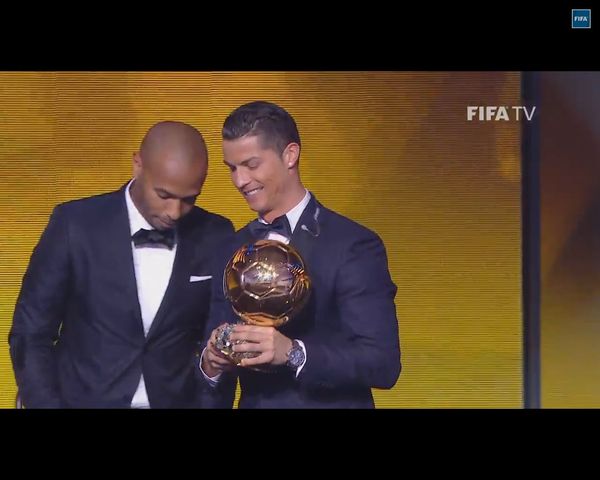 Cristianito, syn Cristiano Ronaldo, speszony u boku ojca