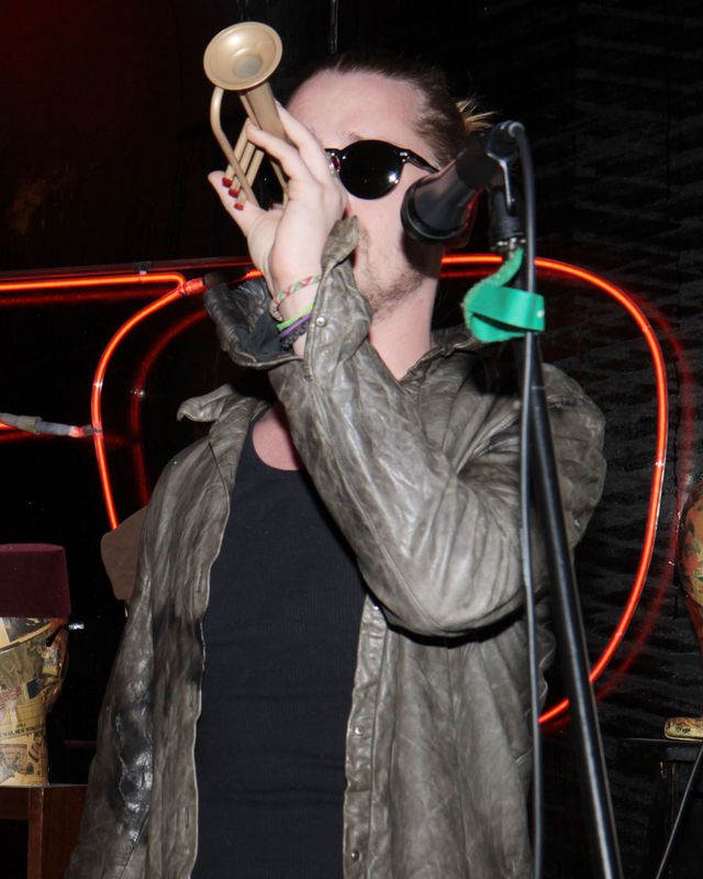 Kevin sam w domu wybuczany ze sceny i oblany piwem 