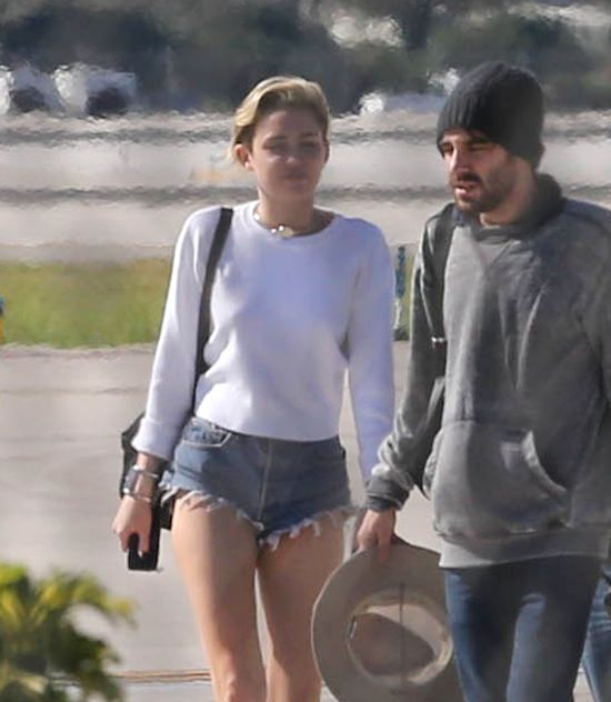 Miley Cyrus całuje trzech mężczyzn na jednej imprezie VIDEO