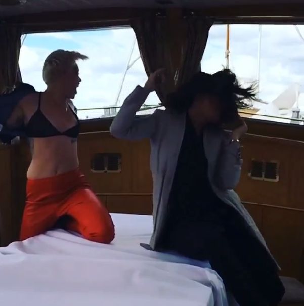 Miley Cyrus świeci nagim biustem na Instagramie (FOTO+VIDEO)