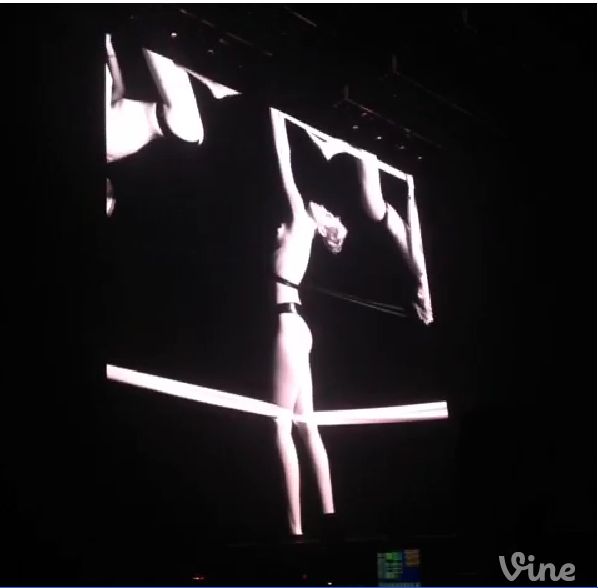 Szok! Miley Cyrus na koncertach pokazuje się topless (VIDEO)