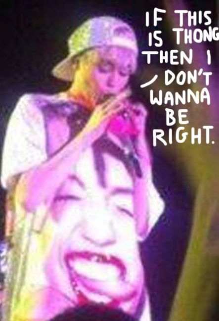 Miley Cyrus żuje stringi fana podczas koncertu (FOTO)