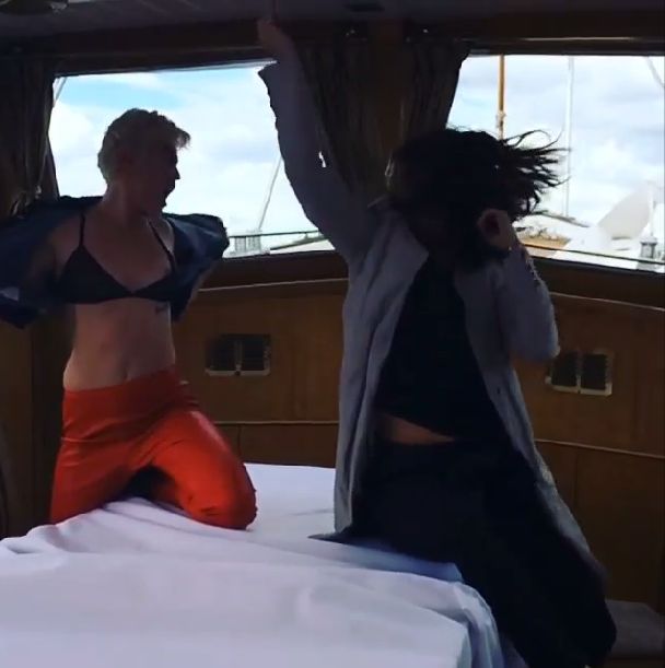 Miley Cyrus świeci nagim biustem na Instagramie (FOTO+VIDEO)