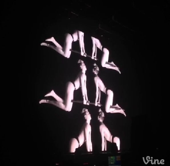 Szok! Miley Cyrus na koncertach pokazuje się topless (VIDEO)