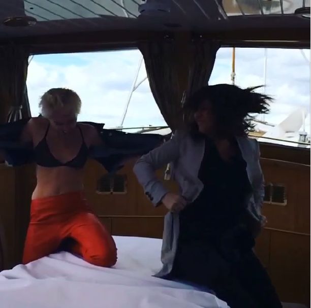 Miley Cyrus świeci nagim biustem na Instagramie (FOTO+VIDEO)