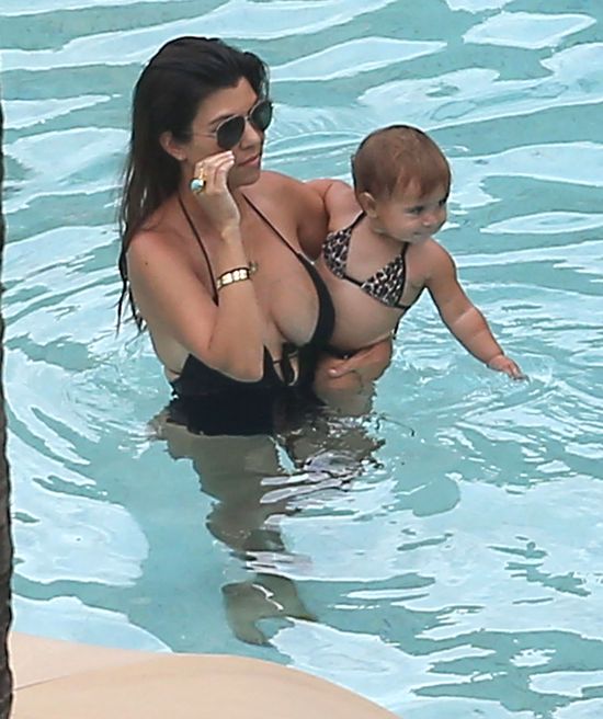 Kourtney Kardashian lubi kąpiele wodne (FOTO)