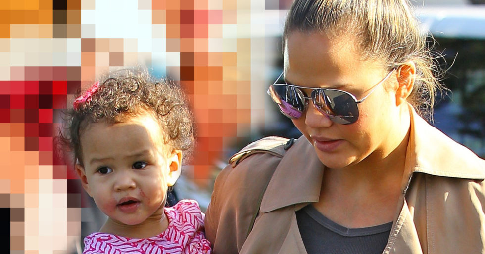 Synek Chrissy Teigen nosi kask korekcyjny. Pod zdjęciem BURZA Synek Chrissy Teigen nosi kask korekcyjny. Pod zdjęciem BURZA