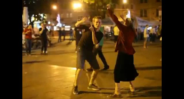 Babcia wygina śmiało ciało (VIDEO)