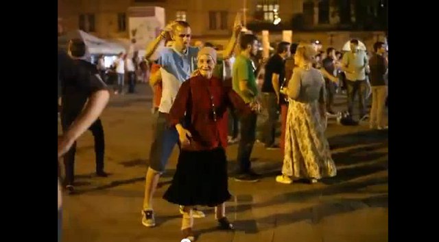 Babcia wygina śmiało ciało (VIDEO)