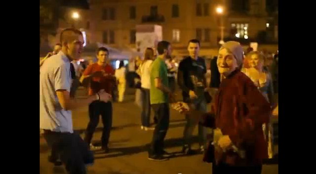 Babcia wygina śmiało ciało (VIDEO)