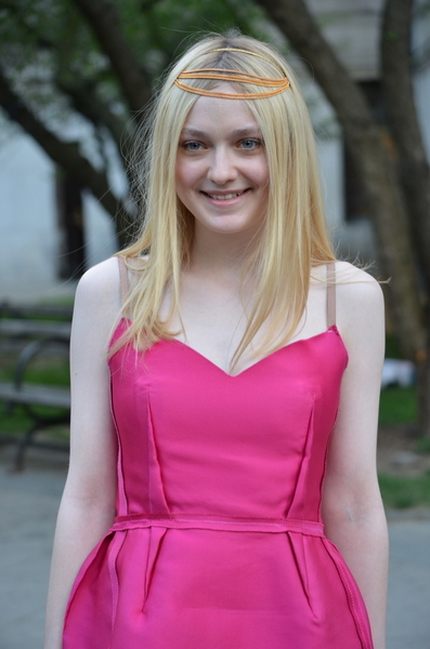 Dakota Fanning z dziwnym czymś na głowie (FOTO)