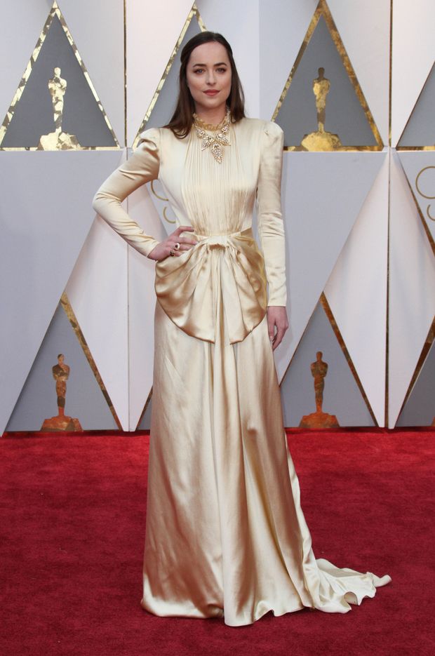 Dakota Johnson pokazuje pośladki na okładce Vogue'a