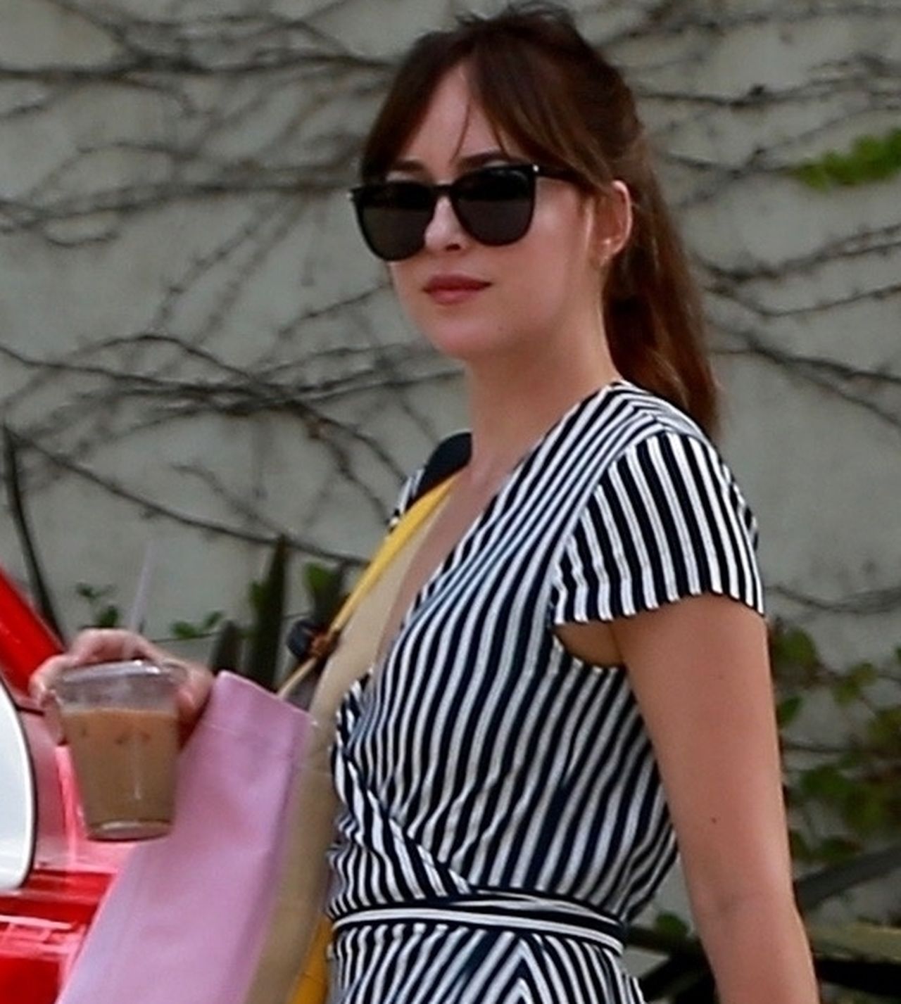 Dakota Johnson zamieniła dżinsy na sukienkę (ZDJĘCIA) Dakota Johnson zamieniła dżinsy na sukienkę (ZDJĘCIA)