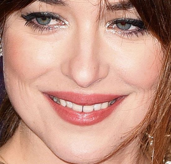 Fani zastanawiają się, co jest nie tak z zębami Dakoty Johnson Fani zastanawiają się, co jest nie tak z zębami Dakoty Johnson