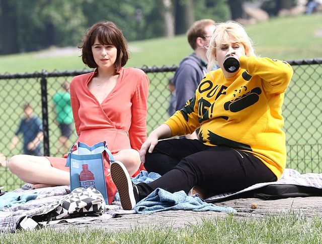 Dakota Johnson pije z gwinta (FOTO) Dakota Johnson pije z gwinta (FOTO)