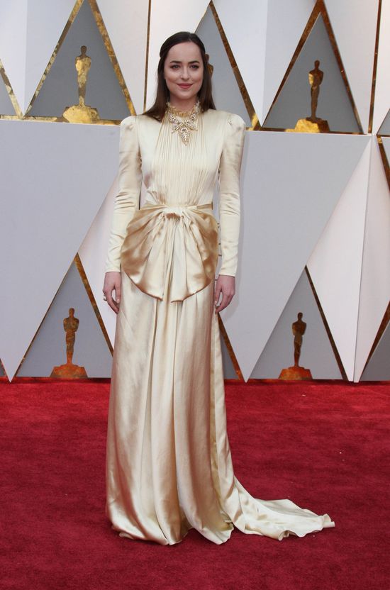 Dakota Johnson zrobiła nowy wymowny tatuaż. Mówi, że jest s**przony jak ona Dakota Johnson zrobiła nowy wymowny tatuaż. Mówi, że jest s**przony jak ona