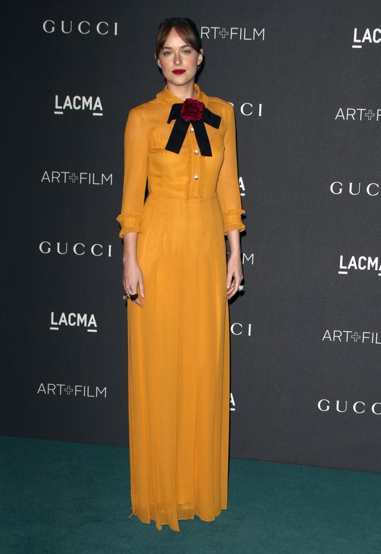 Dakota Johnson ze szminką na zębach i w musztardowej sukni