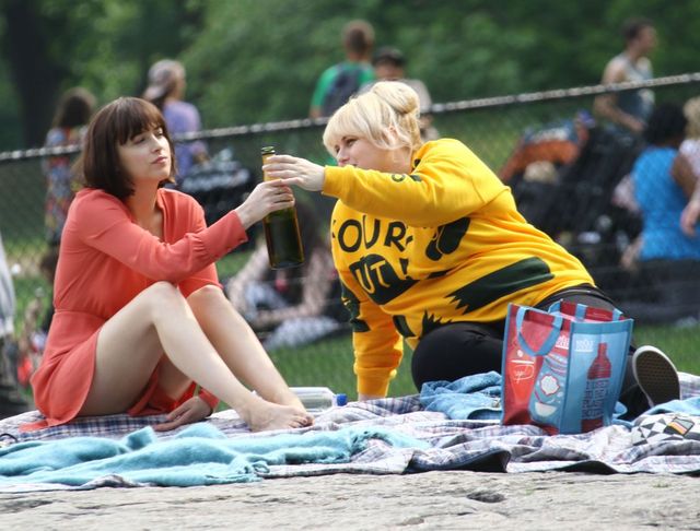 Dakota Johnson pije z gwinta (FOTO) Dakota Johnson pije z gwinta (FOTO)