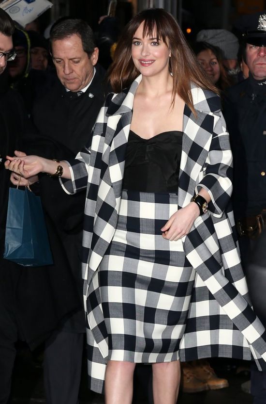 Dakota Johnson zaczyna eksperymentować z modą (FOTO) Dakota Johnson zaczyna eksperymentować z modą (FOTO)