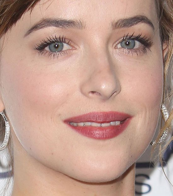 Fani zastanawiają się, co jest nie tak z zębami Dakoty Johnson Fani zastanawiają się, co jest nie tak z zębami Dakoty Johnson