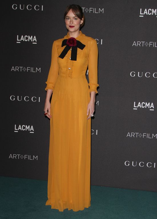 Dakota Johnson ze szminką na zębach i w musztardowej sukni