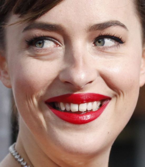 Fani zastanawiają się, co jest nie tak z zębami Dakoty Johnson Fani zastanawiają się, co jest nie tak z zębami Dakoty Johnson